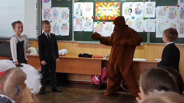 Выступление в школе!Сценка медведь в подарок.Аделинка малинка смотреть онлайн