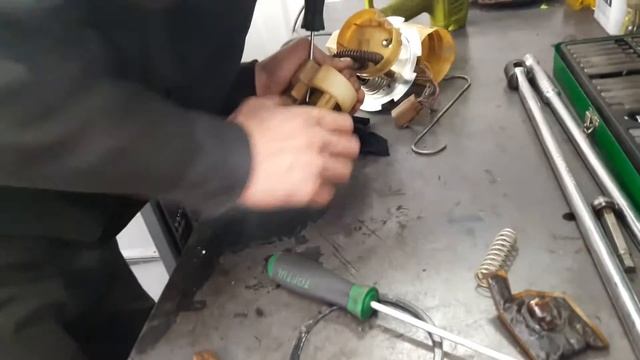 замена бензонасоса, сеточки и датчика уровня топлива на автомобиле Daewoo Lanos (Ланос)