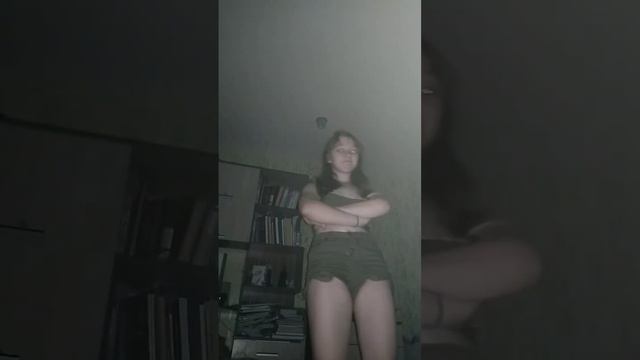 у меня короткие шорты так что я не сильно танцую смотреть онлайн