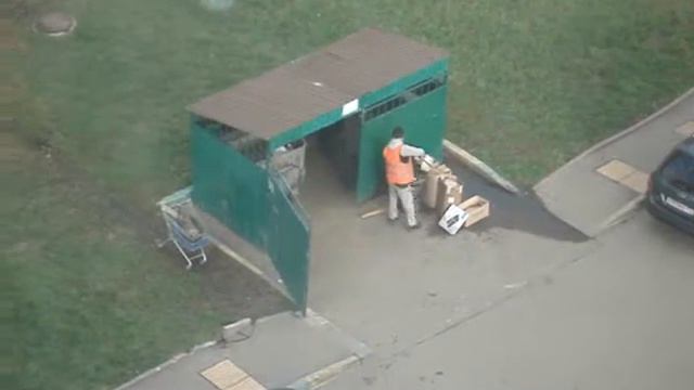 Сотрудник ЖКХ в Москве мочит картон перед сдачей для увеличения веса смотреть онлайн