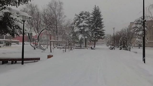 Зимний сквер на 50 лет ВЛКСМ. Выпал снег, дошёл циклон и до Ставрополя. смотреть онлайн