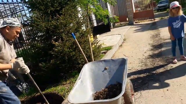 Сосед,передал...Канализационный колодец в Саратове! смотреть онлайн
