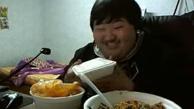 아프리카tv 사채업자 두시간 운동후 먹방 Кореец ест перед веб камерой и смеется