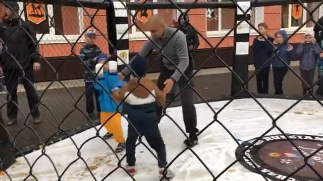 Спорт закаляет дух, формирует уважение к сопернику и волю к победе! Смотреть до конца! Рефери ждёт! смотреть онлайн
