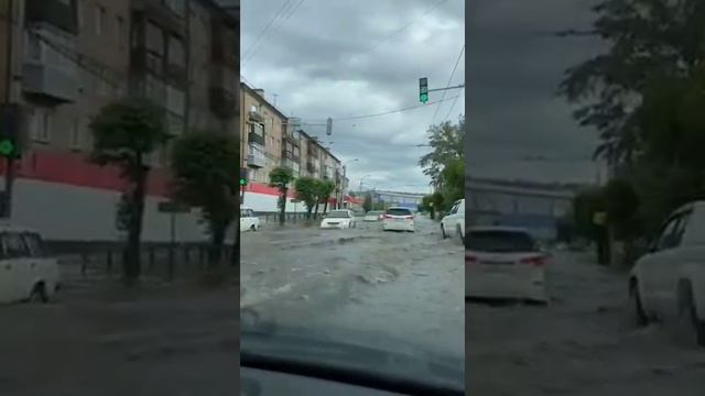 В Красноярске после ливня затоплена ул. Маерчака смотреть онлайн