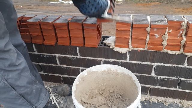 Строительство дома. Оформление низа окна кирпичом на ребро