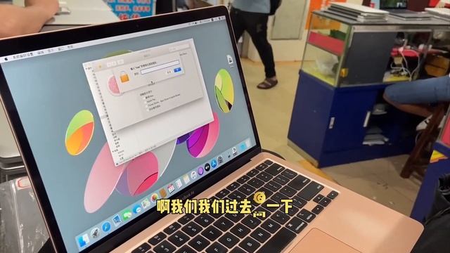 ENG SUB 苹果笔记本 MacBook Pro 2020新款H52抢手货，5000多元堆成山，深圳华强北实录全过程 смотреть онлайн