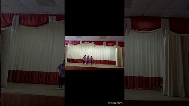 Поздравление девочек - "С Днём Матери" и малышки впервые на сцене смотреть онлайн