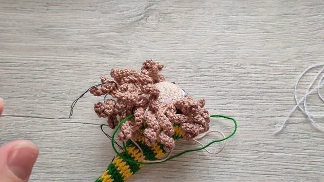 МК Новогодняя Кукла крючком. Часть 4. Оформляем личико. Вышиваем глазки. смотреть онлайн