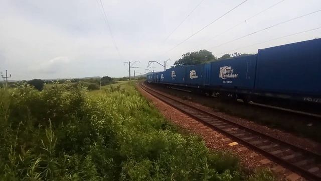 Система электровозов 2ЭС5К-438/435 "Ермак" с контейнерным поездом летним утром на Транссибе. смотреть онлайн