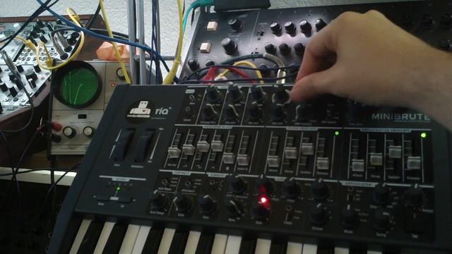 Arturia Minibrute mininoise demo смотреть онлайн