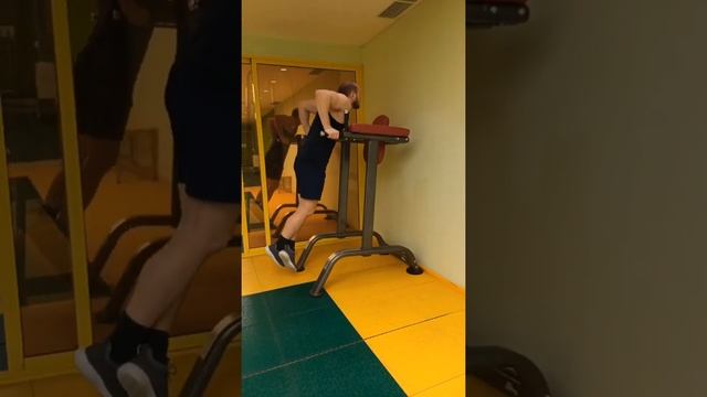 Отжимание на брусьях/ упражнения на трицепс смотреть онлайн