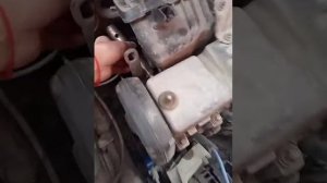 ((Гранта)) Меняем датчик давления масла . Течь масла из под датчика !