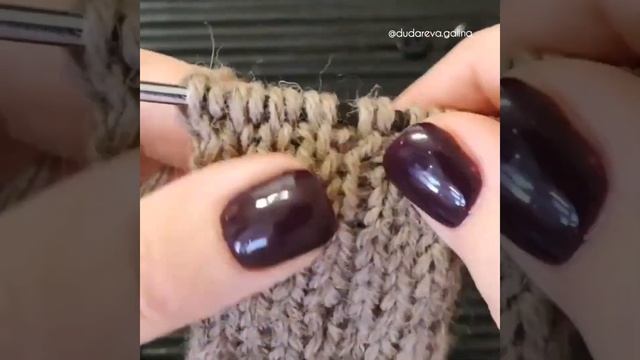 ВЯЗАЛЬНЫЙ ЛАЙФХАК. Маленькая прорезь под пуговицу в планке полой резинкой. смотреть онлайн