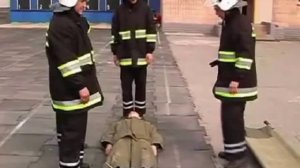 Способы укладки пострадавшего на носилки.mp4
