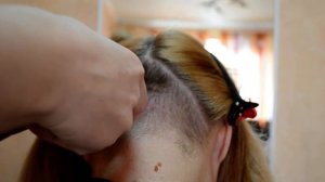 бреем женский затылок//в парикмахерской