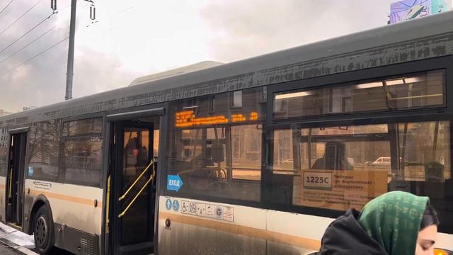 Автобус ЛиАЗ-5292.60 следует по кольцевому маршруту 1225C ”Школа” смотреть онлайн