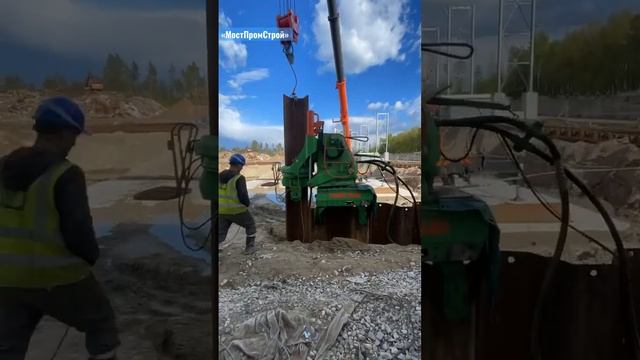 Статическое вдавливание шпунта Ларсена. Задавливание шпунта трубы свай. Давилка Giken смотреть онлайн