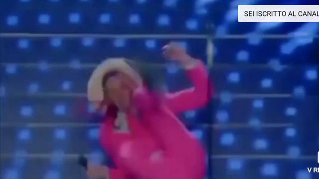 Ghali cade dalle scale a sanremo смотреть онлайн