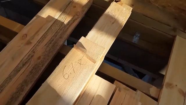 Собрали стропила над террасой и гаражом. Монтаж. Крыша. смотреть онлайн