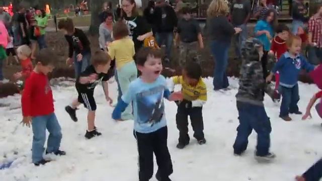 Gavin's first snoball fight! смотреть онлайн