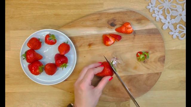 Салат з полуниці та спаржі за 5 хвилин / тепла зелена спаржа з руколою