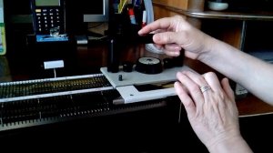 Каретка плавно ходит на вязальных машинах Северянка и Нева.