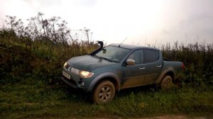 Toyota HiLux против Mitsubishi L200 - скользкая горка