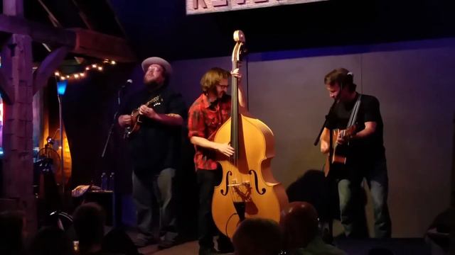 The Howlin' Brothers covering "Bringing in the Georgia Mail" by Fred Rose смотреть онлайн