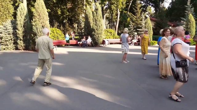 А МНЕ БЫ, А МНЕ БЫ! СЧАСТЛИВЫЕ МОМЕНТЫ ИЗ ПАРКА ГОРЬКОГО ХАРЬКОВ ТАНЦЫ смотреть онлайн