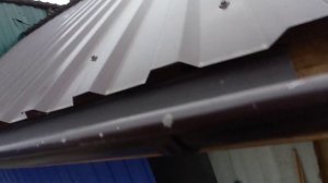 Соединяем водослив без соединителя жёлоба.