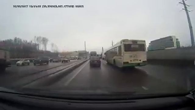 Видер с камеры регистратора в районе обвала на Калужском шоссе смотреть онлайн