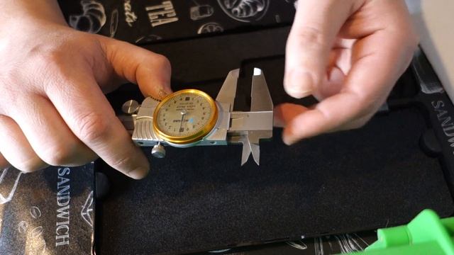 Штангенциркуль с циферблатом.