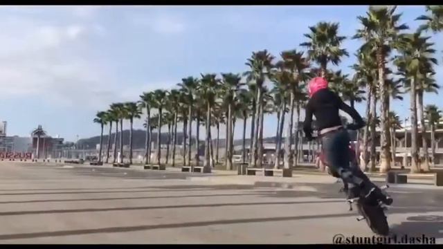 ЧТО ОНА ДЕЛАЕТ???? Девочка CRAZY на спортивном байкке!!!! смотреть онлайн