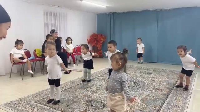 Азалия танцует смотреть онлайн
