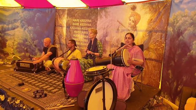 Rabindra's soothing Mantra at Glastonbury Music Festival 2022 смотреть онлайн