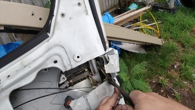 Nissan Elgrand Door Lock Removal E51