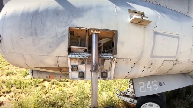 We found an abandoned fighter jet in a field, Vought A7 Corsair II.. смотреть онлайн