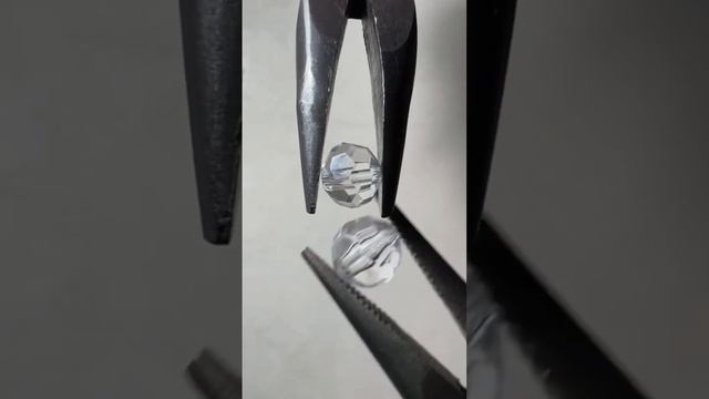 Акрил или стекло? 🤨 Маленькие плету из стекла, большие - из отборного акрила #сумкаизбусин смотреть онлайн
