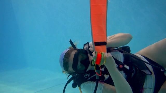 HOW TO DEPLOY A Surface Marker Buoy | SCUBA DIVING SKILLS смотреть онлайн