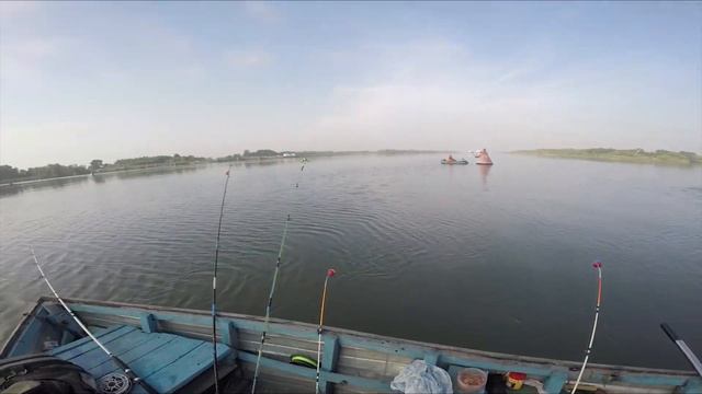 Ловля крупного ЛЕЩЯ в ЯМЕ с лодки на фидер, брикет и яйца. Рыбалка в конце лета 2021. Отличный улов смотреть онлайн