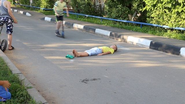 Мальчишки и трюки с самокатом. смотреть онлайн