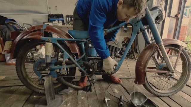 Рестоврация дедовского мотоцикла (минск м105). Часть 2. смотреть онлайн