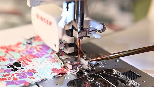 HOW TO USE A WALKING FOOT FOR QUILTING | How to install the walking foot and why we use it смотреть онлайн