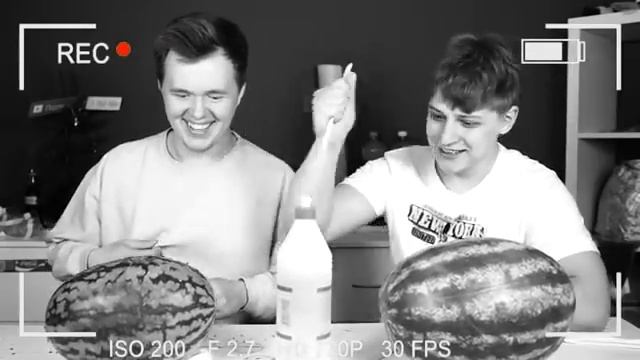 Мамикс - ЗА СКОЛЬКО МОЖНО РАЗБИТЬ АРБУЗ КИТАЙСКИМИ ПАЛОЧКАМИ CHALLENGE! смотреть онлайн