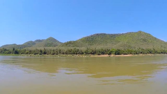 Sailing the Mekong river in Luang Prabang, Laos смотреть онлайн