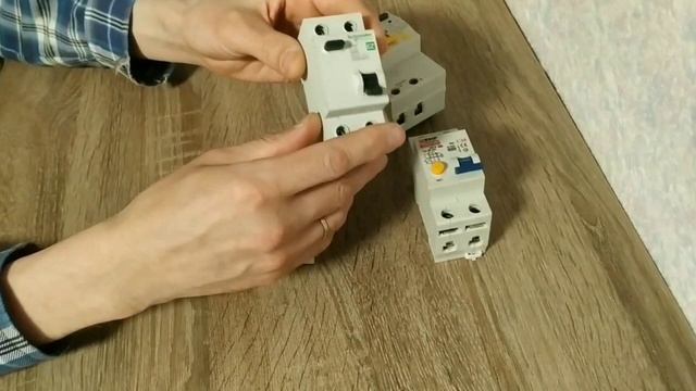 Чем отличаются узо от диффавтомата.Рассказываю смотреть онлайн