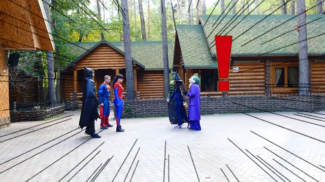 Фроузен Эльза и Спайдермен на свидании!!! Джокер украл подарок Спайдермена!