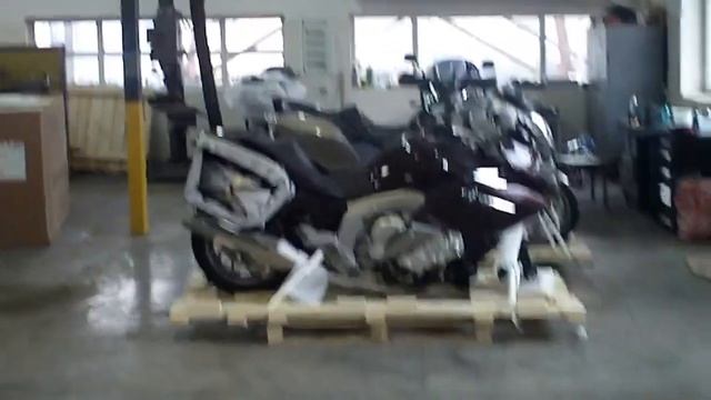будни мото мастерской Motoroma + BMW Motorrad пришли новые мотоциклы package with new motorcycles смотреть онлайн