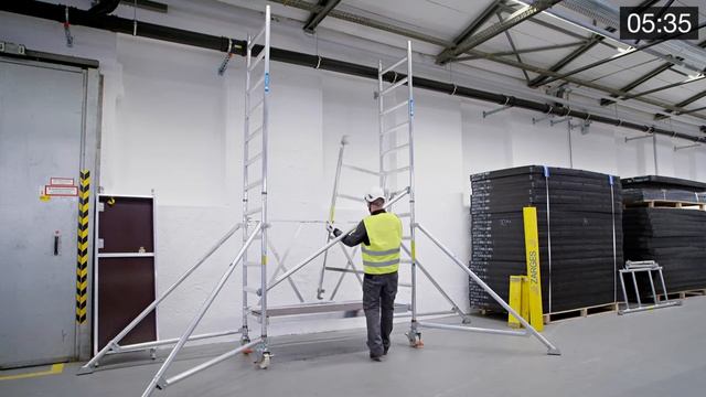 Fahrgerüst richtig aufstellen und benutzen. ZARGES Klappgerüst mit vorlaufendem S-Plus Geländer. смотреть онлайн